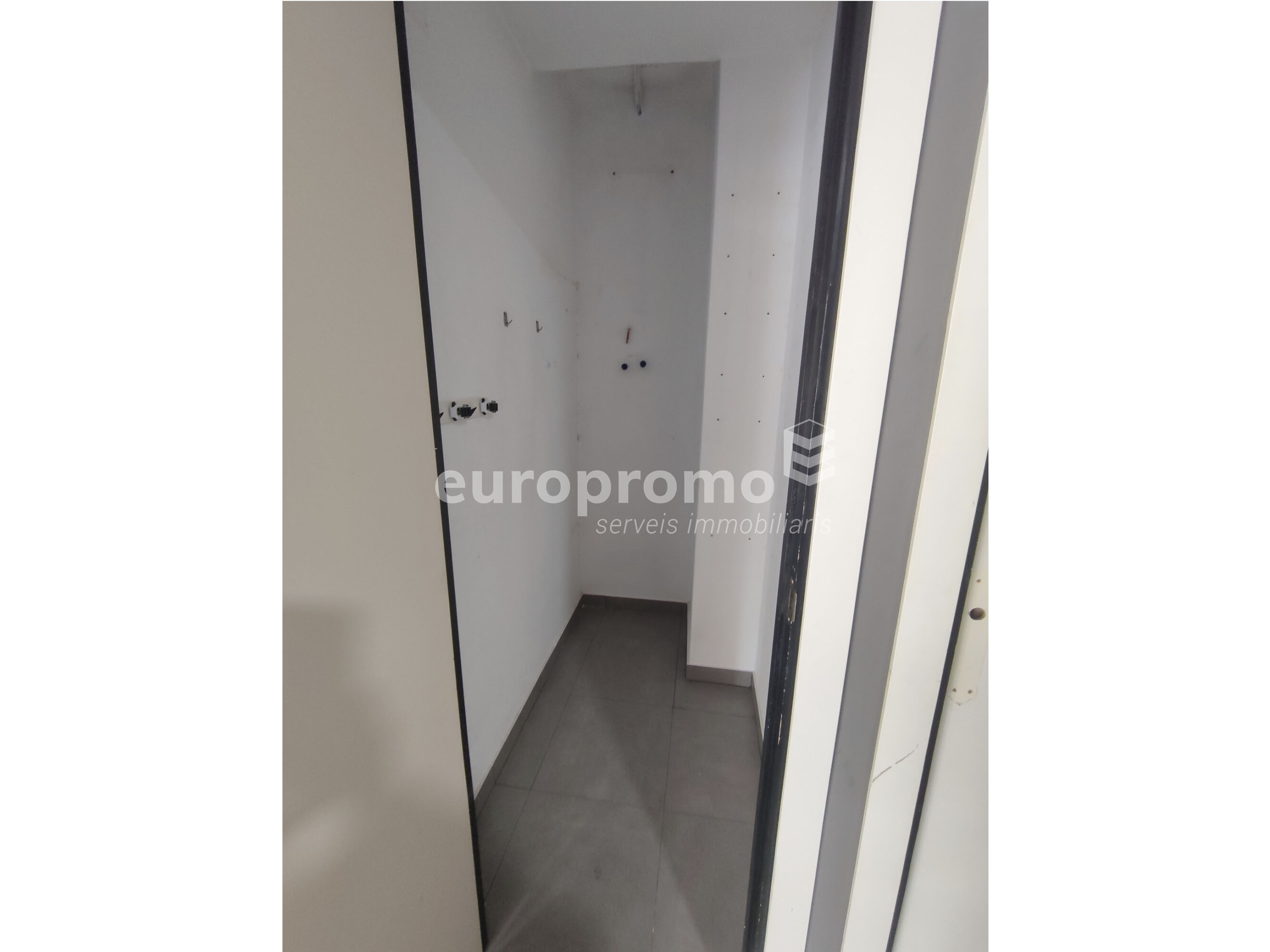 Local esquinero de 76m2 con 14 metros lineales de fachada situado en la zona  en Santa Eugènia